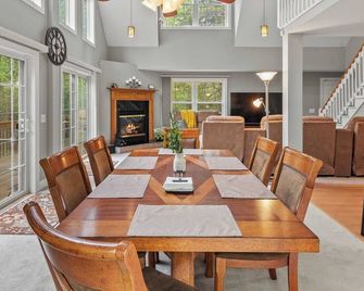 Chalet on Chalet by Avantstay Bright Cabin w/ Deck & Fire Pit, Near Lake - Lake Harmony - Salle à manger