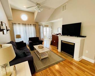 2026 Calendar Open - Summer Weekly Rental - 5 Houses from the Beach - Spray Beach - Sala de estar