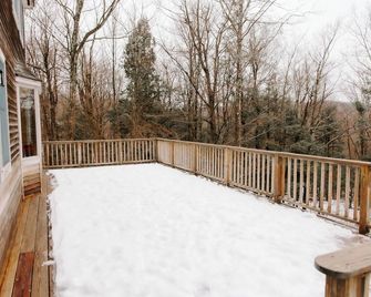 4 BR Mt Snow Okemo Ski Chalet w Amazing views! - Brattleboro - Balcony