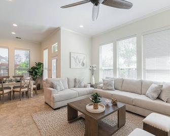 Bright 4 bdr w BIG backyard & Fire Pit! - Magnolia - Living room