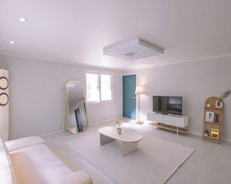 Money Stay - Incheon - Wohnzimmer