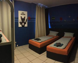 Dormitorium 2, near Düsseldorf, Krefeld, Mönchengladbach, Neuss, no party house - Kaarst - Schlafzimmer