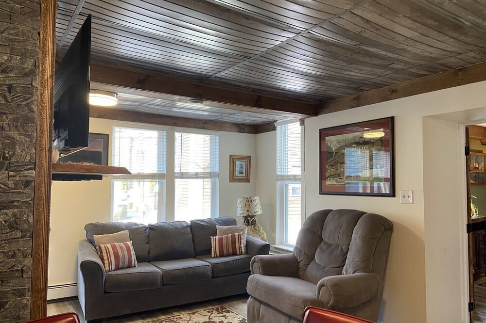 Spacious & equipped 1 bedroom in historical Carriage House + Deck & BBQ and W/D - ג'ים ת'ורפ - סלון