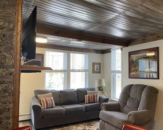 Spacious & equipped 1 bedroom in historical Carriage House + Deck & BBQ and W/D - Jim Thorpe - Living room