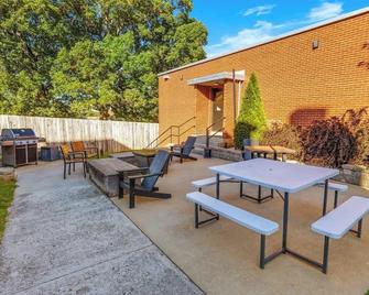 The West End Flats Hotel - Roanoke - Patio