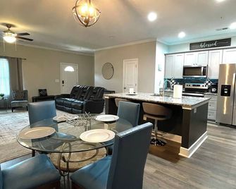 Cozy Stylish Townhome - 2 Bd 30+ Day Vacation Rental - Stockbridge - Dining room