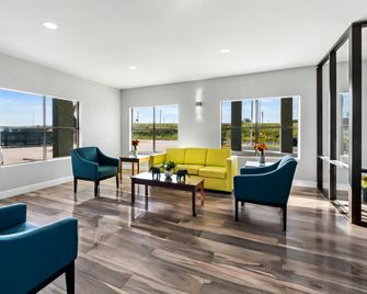 HomeTowne Studios by Red Roof San Antonio E - Frost Bank Center - San Antonio - Lobby