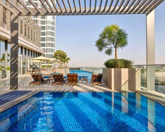 Embassy Suites by Hilton Dubai Business Bay - דובאי - בריכה
