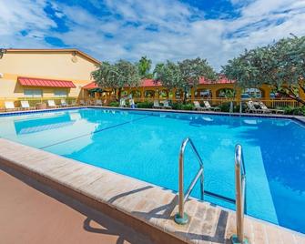 La Quinta Inn by Wyndham Ft. Lauderdale Northeast - Fort Lauderdale - Piscine