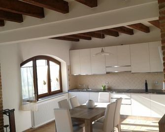 Casa Vacanze Sweet Dreams - Agliano Terme - Kitchen