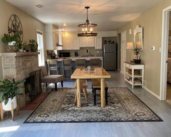 Meticulous lake home on the shores of Lake Winnebago, WI, USA - super clean! - Fond du Lac - Dining room