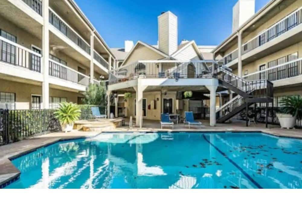 Modern Condo / Pool / balcony / Gated / Pets! - דאלאס - בריכה