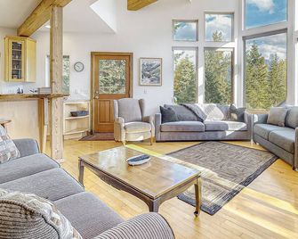 Hyak House - Snoqualmie Pass - Living room