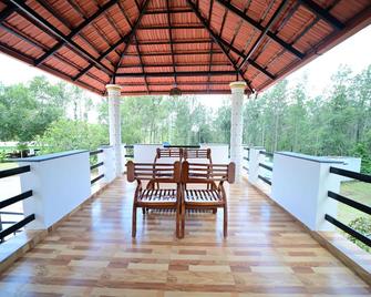 Sipayi Resort - Kushālnagar - Balcón