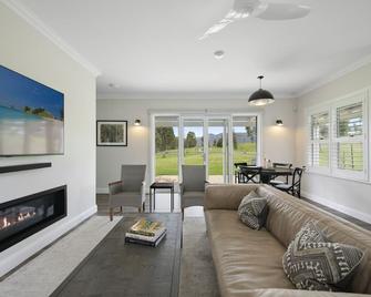 Yarrimbah Cottage - Jindalee Estate - Pokolbin - Living room