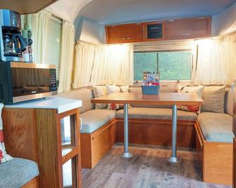2-Person Romantic Airstream Glamper in Hocking Hills, Ohio - Logan - Eetruimte