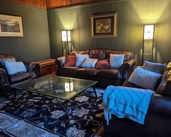 Woodside Farm Country Inn - Sooke - Living room