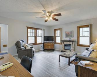 Glendive Getaway w/ Yellowstone River Access! - Glendive - Вітальня