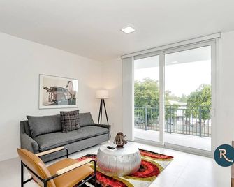 Roami at Grove 27 - Miami