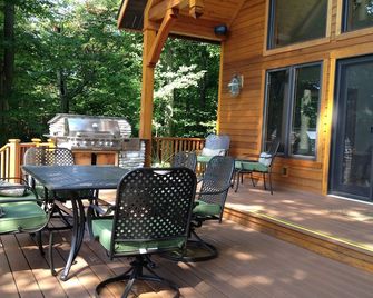 Chalet on 250 acres, Private, 1 Mi from Chautauqua Institution / Lake - Mayville - Patio