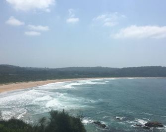 Dog Friendly, Fully Fenced Near New Holiday House. Free Wi-Fi & Netflix - Tomakin - Beach