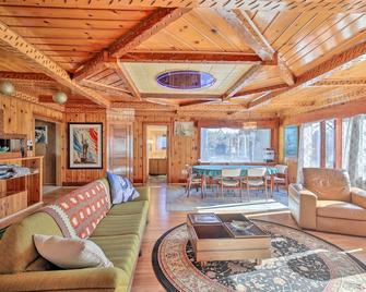 Retro Rhinelander Lake Retreat with Fire Pit! - Rhinelander - Wohnzimmer