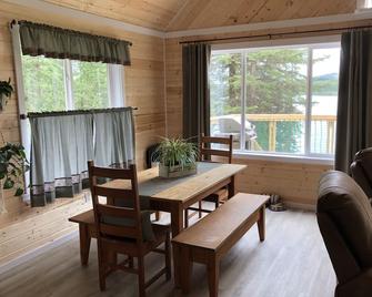 Secluded lakefront Cabin - Bridge Lake - Comedor