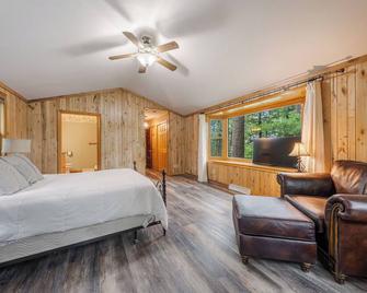 Cottage Lake House! - Waupaca - Bedroom