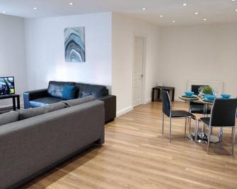 Clifton Apartment - Luton - Living room