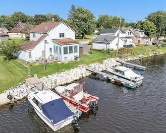 Waterfront Getaway with reserved Dock/Boat Slip on Ahnapee River Wifi - Algoma