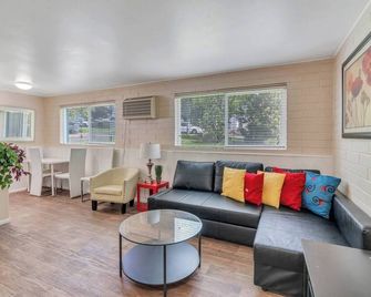 This fourplex is a 1 bedroom(s), 1 bathrooms, located in Salt Lake City, UT. - Salt Lake City - Living room