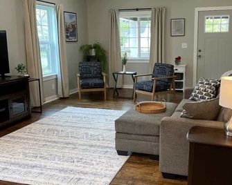 Winfield Luxury 3BR Extended Stay w/ Grill & More! - Winfield - Living room