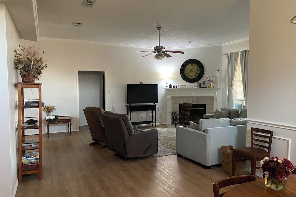 Comfortable, Fully Furnished 3 Bedroom Home On Burleson Cul-De-Sac - Burleson - Вітальня