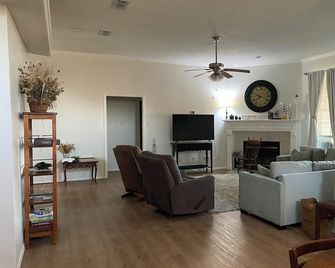 Comfortable, Fully Furnished 3 Bedroom Home On Burleson Cul-De-Sac - Burleson - Вітальня