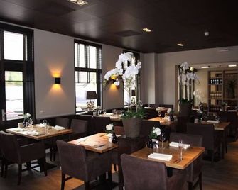 Explore Royal Gardens, Forest Trails, and Wild Monkeys Nearby! Onsite Dining! - Beekbergen - Restaurace