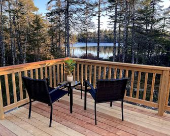 Nova Scotia Pet-Friendly Glamping Cabin near Halifax, for Cozy Weekends in Nature - Porters Lake - Balcony