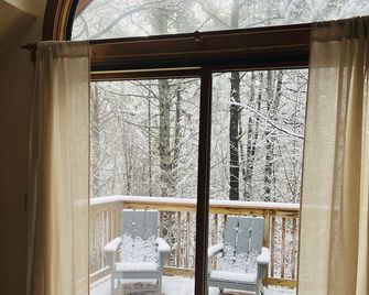 Cozy cabin with hot tub in a peaceful setting! - West Ossipee - Balcón