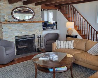 Direct Ocean Front Home; Recently renovated, top to bottom! - Marshfield - Sala de estar