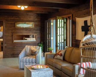 The Woodsman Lodge - Eureka Springs - Living room