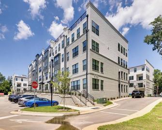 Modern Downtown Apt w/ Balcony in Wake Forest! - Wake Forest - Gebäude