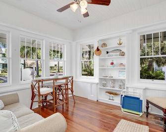 Hibiscus House Bed & Breakfast Inn-Palm Room - Fort Myers - Living room