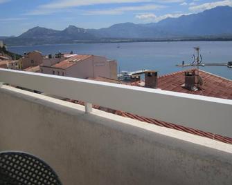 Hôtel Le Rocher - קאלבי - מרפסת