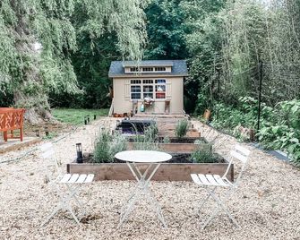 1940s Fisherman’s Cottage close to beach. Right next to the Water Mill museum. - Water Mill - شرفة مرصوفة