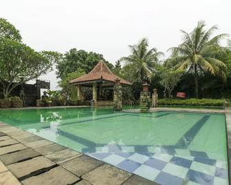 RedDoorz @ Desa Cijulang Sentul - Sukaraja - Piscina