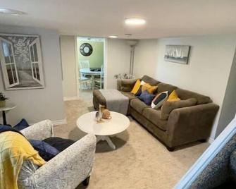 Island View Escape in Historic Amherstburg !! - Amherstburg - Living room