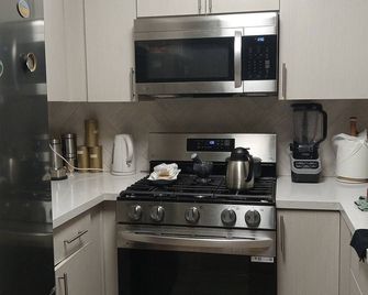 Charming bed & breakfast in delightful Simi Valley with WiFi, fitness room. - Simi Valley - Cucina