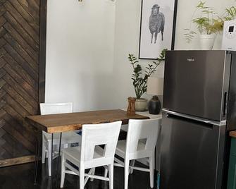 Suite On The Blvd - Armstrong - Comedor