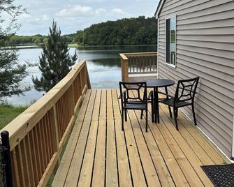 Private lake home less than 1 hour from the cities - Maple Lake - Balcony
