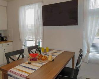 Shack Cozy w/ spa - near Massif Charlevoix & MSA - Saint-Tite-des-Caps - Comedor