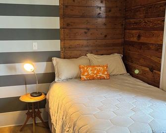 3-bedroom updated fishing cabin on the bay in Seadrift with WiFi & Central AC - Seadrift - Bedroom